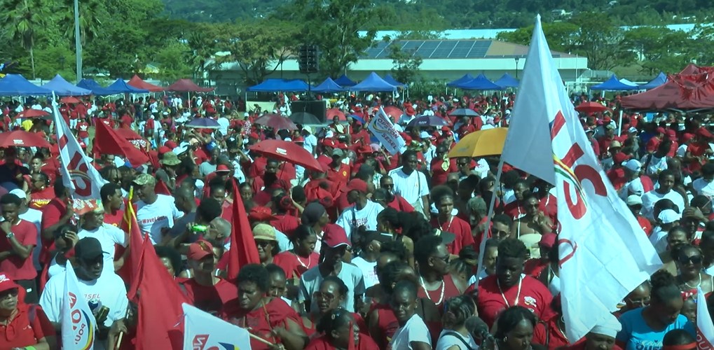 United Seychelles in kondann fason ki komisyon eleksyon pe fer son travay an dizan ki sa komisyon pe travay dan lentere gouvernman.