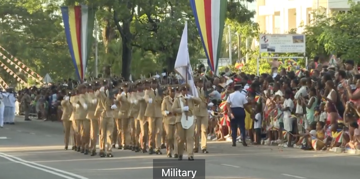 Manm piblik an zeneral in byen apresye ki manyer defile parad in deroule, alokazyon Lafet Lendepandans.