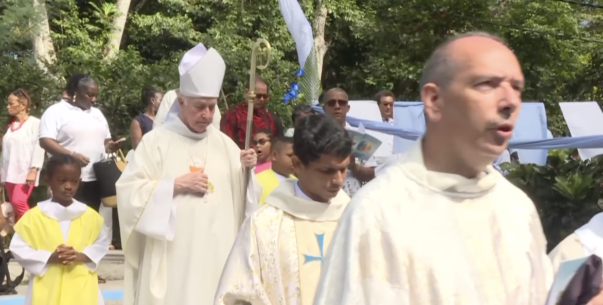 En gran nonm pelren in zwenn avek kominote Digwa pou selebre lafet Notre Dame de L’Assomption