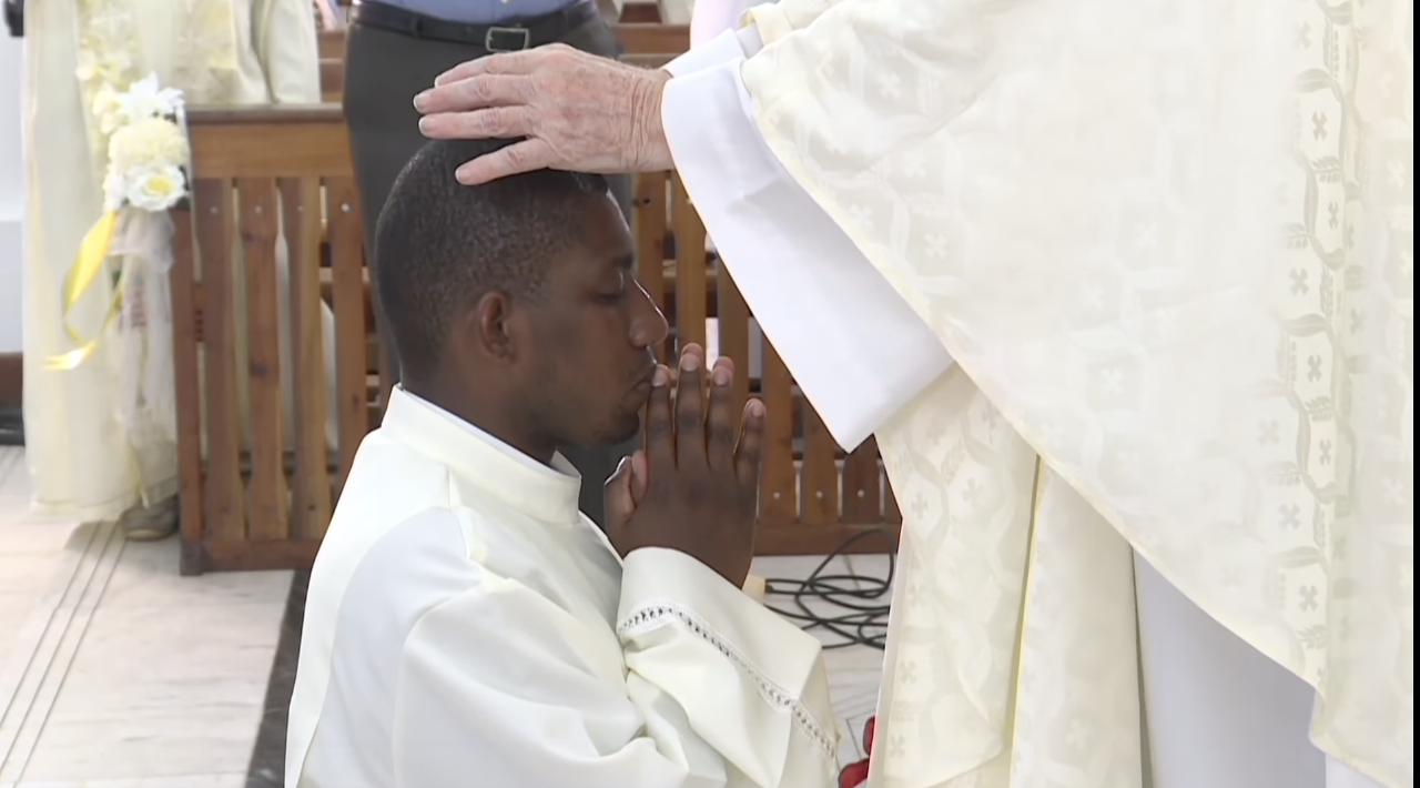 Emmanuel Boniface, in ganny ordonnen Pret par Monsenyer Alain Harel