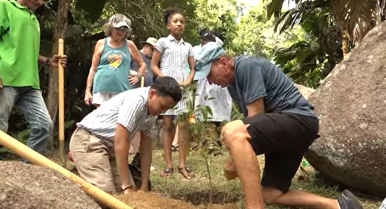 Rotary Club Victoria in organiz en aktivite plant pye dibwa kot Sant Biodiversite, Barbarons