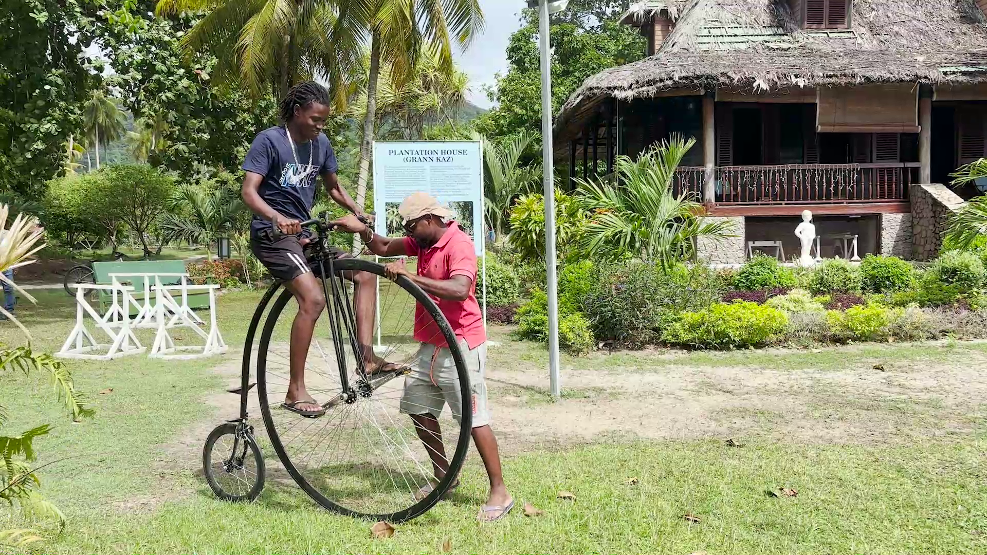 La Digue: En bisiklet spesyal pe atir viziter dan L’Union Estate, avek aktivite gratwit pour Seselwa ek etranze