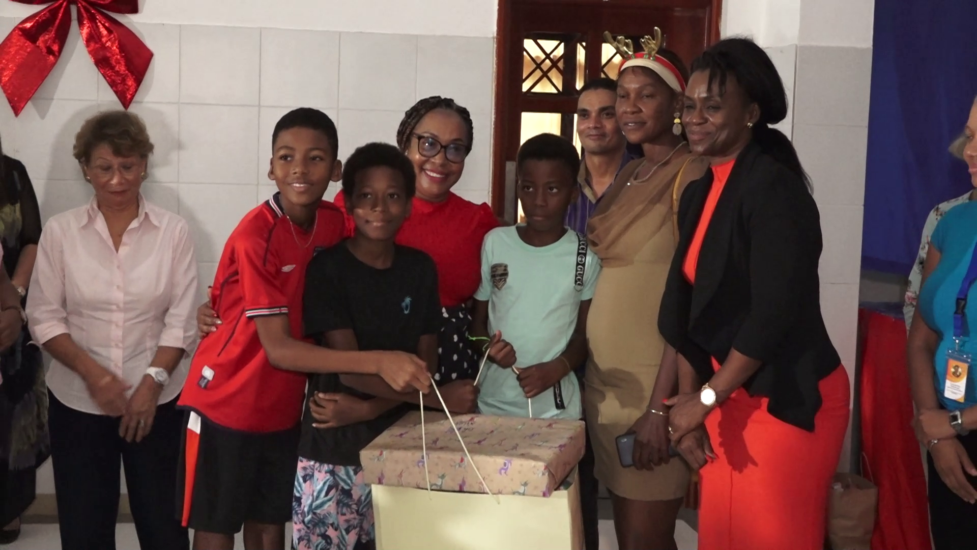 Klib Soroptimist Sesel ek NCC i prezant proze ‘Give A Child A Gift’ pandan en seremoni ofisyel