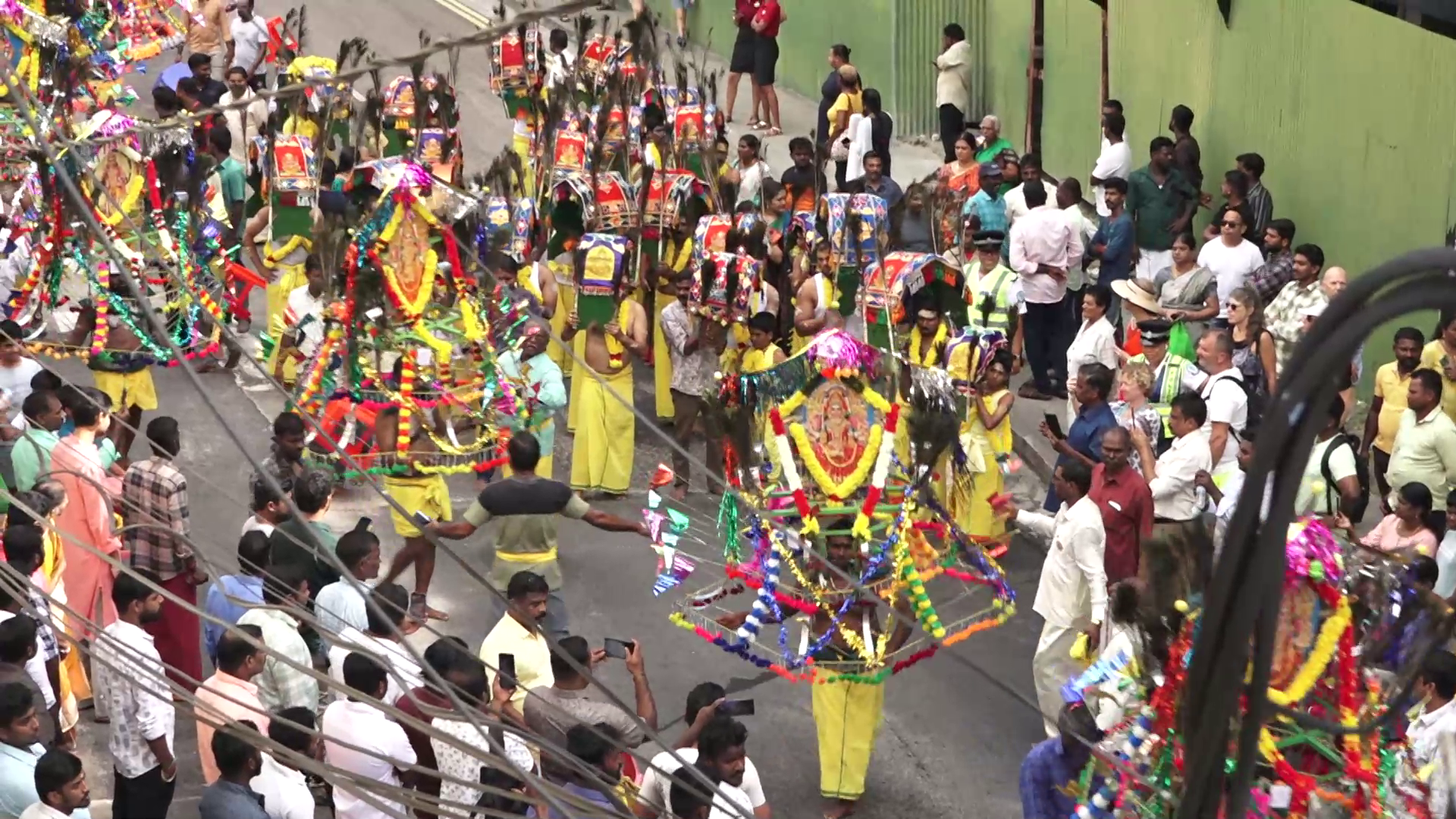 Kominote Endou Sesel i rasanble kot Tanp Navasakthi Vinayagar pou selebre Festival Kavadi